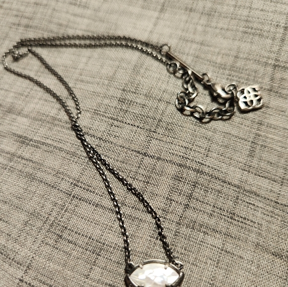 Kendra Scott bronze tone with mother of pearl setting - Picture 5 of 11